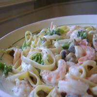 Shrimp and Veggie Fettuccini Alfredo_image