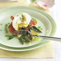 Poached Eggs with Roasted Asparagus, Prosciutto, and Chive Oil_image