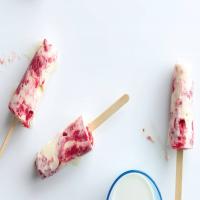 Strawberry-Vanilla Swirled Frozen Pops_image