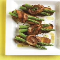 Warm Asparagus Toast with Pancetta and Vinaigrette_image