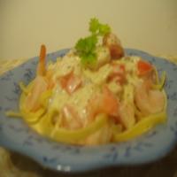 Cheesy Alfredo Sauce With Mushrooms and Fresh Tomato_image