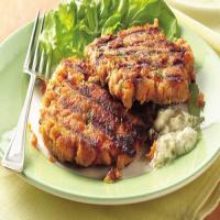 Tartar-Topped Grilled Salmon Burgers_image