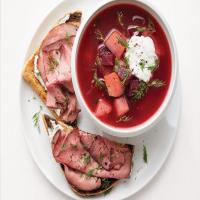 Borscht with Roast Beef Toasts_image