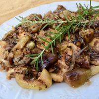 Fresh Figs and Chicken Thighs in Shallot-Balsamic Reduction_image