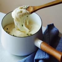 Aligot-Style Potatoes with Roasted Garlic_image