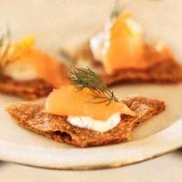 Rye Crispbread Crackers with Pepper-Dill Crème Fraîche and Smoked Salmon_image