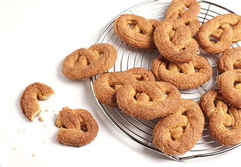 krakelingen-sweet-dutch-pretzels-the-spruce-eats image