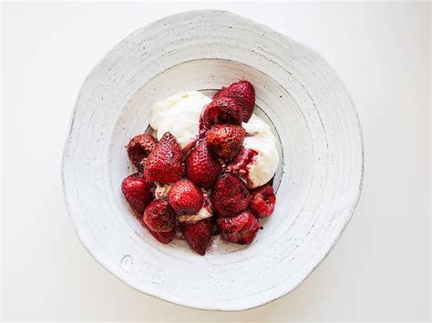 grilled-strawberries-saveur image
