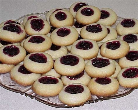 shortbread-cookies-with-jam-or-jelly-centers image