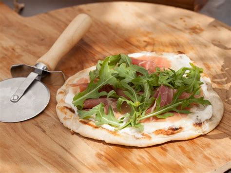 prosciutto-and-arugula-pizza-recipe-katie-lee-biegel image