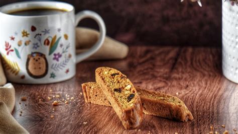italian-biscotti-recipe-with-almonds-and-dates image