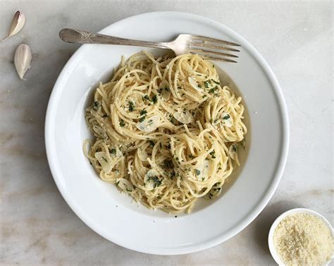 garlic-spaghetti-spaghetti-aglio-e-olio-recipe-the image
