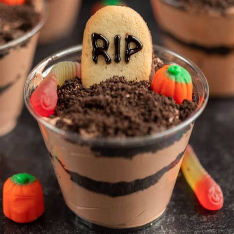 halloween-dirt-cups-easy-graveyard-dirt-cups image