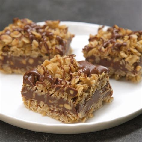 easy-no-bake-chocolate-oat-bars-tiphero image