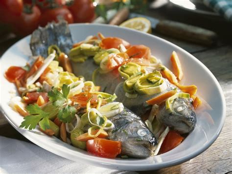 foil-baked-trout-with-leeks-and-carrots-eat-smarter image