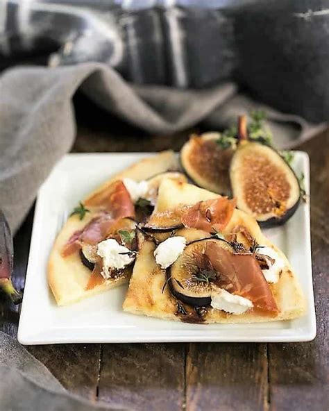 fig-goat-cheese-and-prosciutto-pizza-that-skinny-chick image