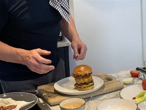 gordons-burger-in-10-minutes-gordon-ramsaycom image