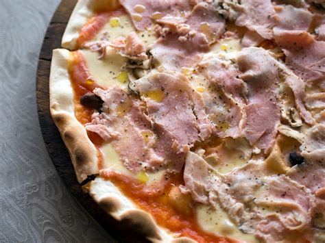 pizza-prosciutto-traditional-pizza-from-italy-western image