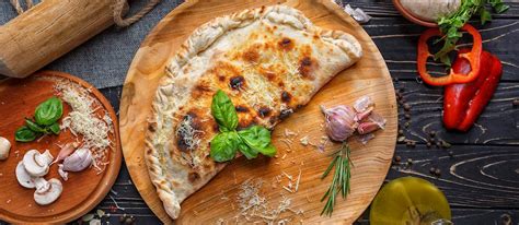 calzone-pizza-traditional-pizza-from-naples-italy image
