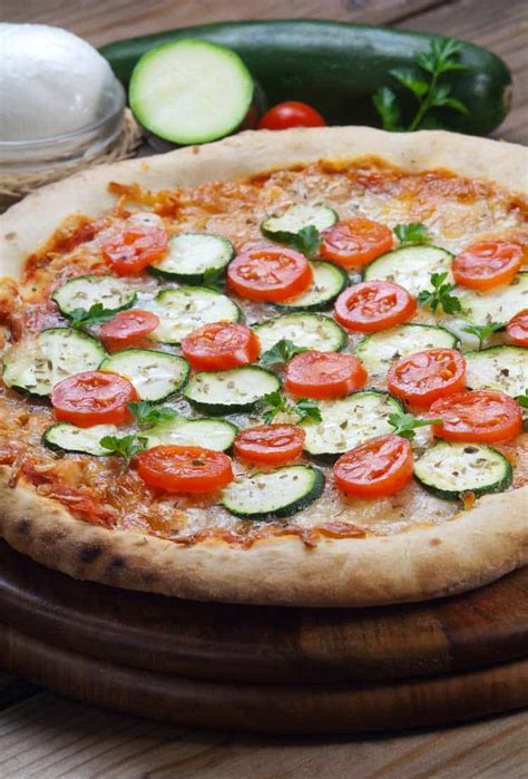 copycat-papa-murphys-vegetarian-pizza-creamy-garlic image
