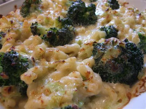 broccoli-cheese-pasta-bake-with-leeks-family-friends image