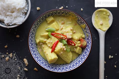 yellow-thai-curry-with-chicken-gaeng-karee-gai image