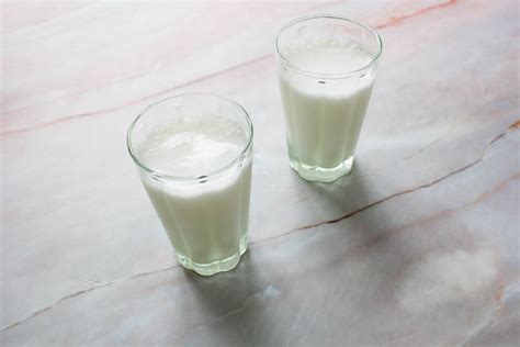classic-sweet-lassi-yogurt-drink-pakistan-eats image