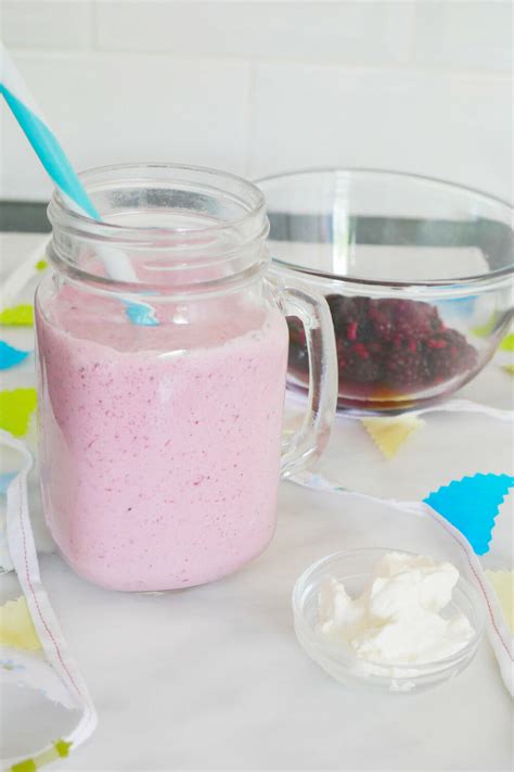 amazing-philadelphia-smoothie-with-berries-cream image