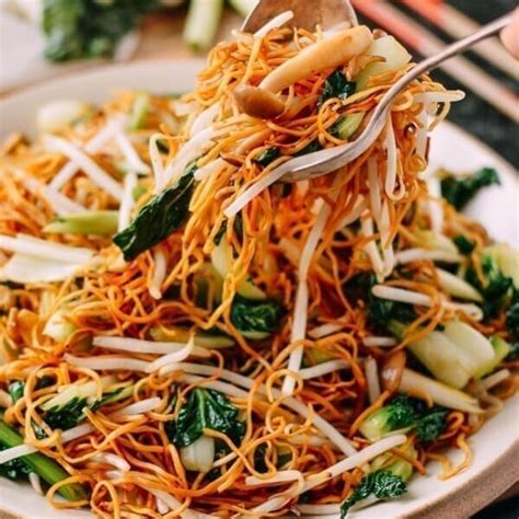 vegetable-chow-mein-noodles-hong-kong-cantonese image