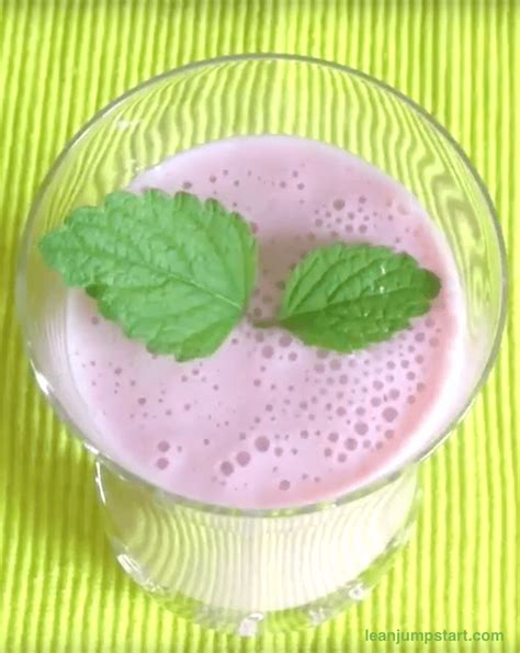 strawberry-banana-smoothie-recipe-yummy-breakfast-to-go image