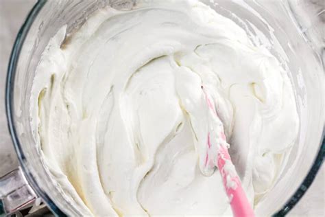 whipped-cream-frosting-with-cream-cheese-chelsweets image