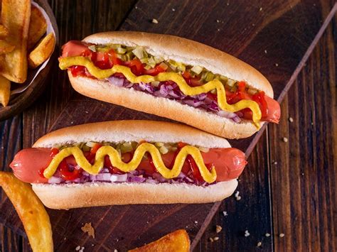 heres-why-there-are-10-hot-dogs-in-a-pack-but-only-8 image