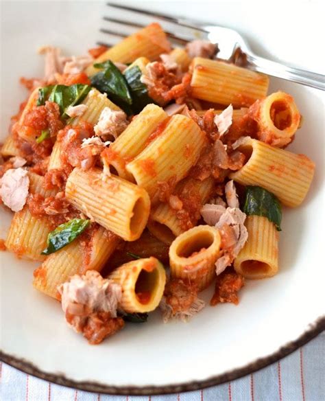 pasta-recipe-with-tuna-and-tomato-sauce-eatwell101 image