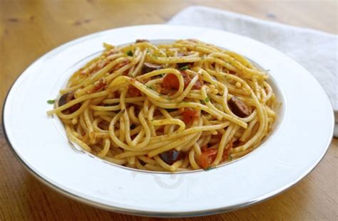 spaghetti-alla-puttanesca-olive-tomato image