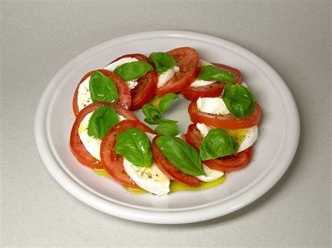 caprese-salad-wikipedia image