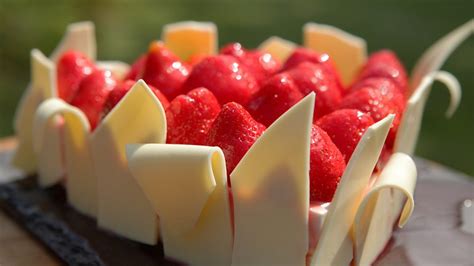 strawberry-and-white-chocolate-cheesecake-recipe-bbc image