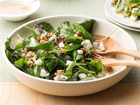 spinach-salad-with-goat-cheese-and-walnuts-food image
