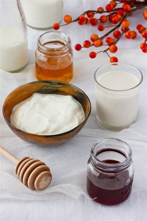 recipe-vanilla-bean-panna-cotta-with-mixed-berry-compote image