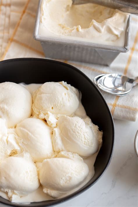 vanilla-honey-ice-cream-away-from-the-box image