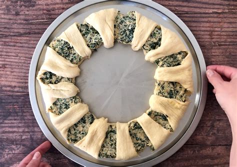 spinach-dip-crescent-wreath-easy-christmas-appetizer image