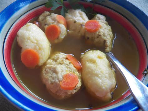 klar-suppe-med-melboller-og-kdballer-soup-with image