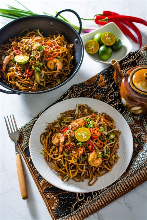 indonesian-fried-noodles-mie-goreng-wok-skillet image