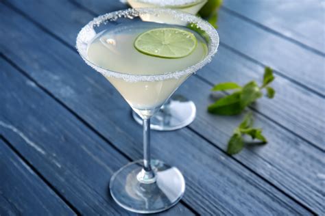 easy-key-lime-martini-recipe-2023-masterclass image
