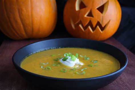 halloween-pumpkin-soup-using-carving image