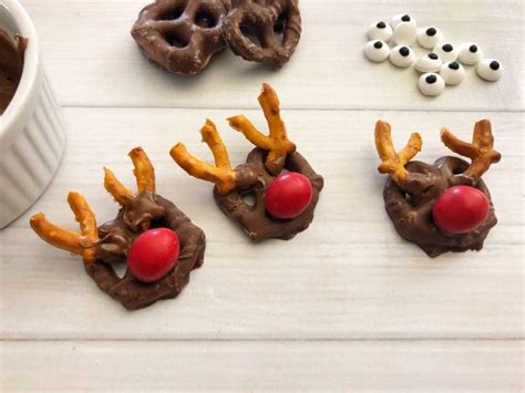 reindeer-pretzels-5-ingredient-fun-christmas-treats image