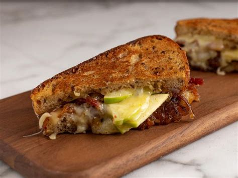 cheddar-and-apple-grilled-cheese-recipe-ree image