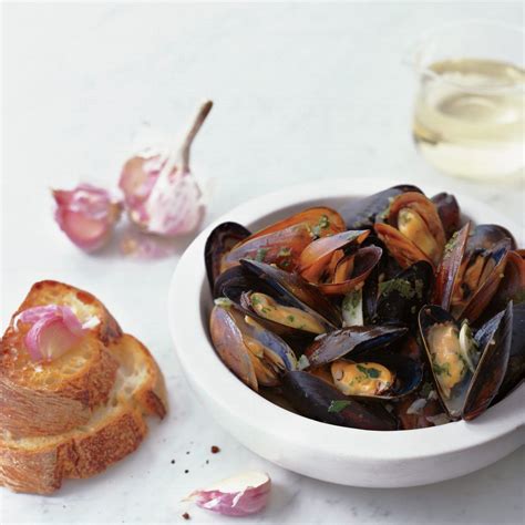 sauvignon-blanc-steamed-mussels-with-garlic-toasts image