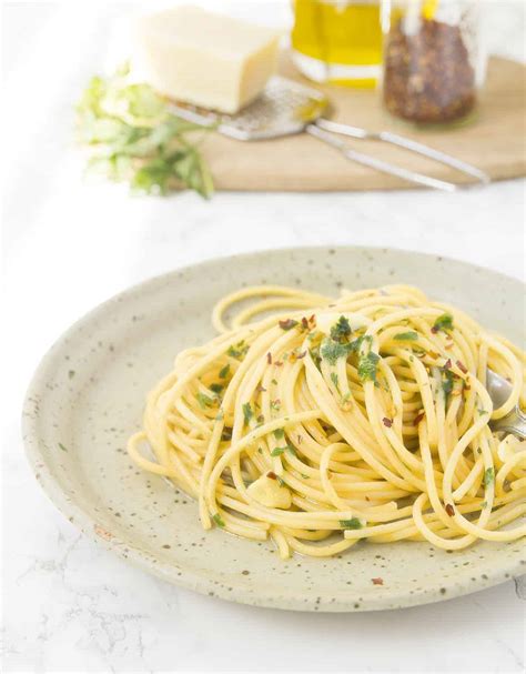 spaghetti-with-garlic-and-olive-oil-the-clever image
