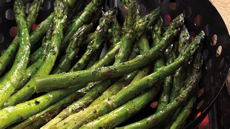 lemon-pepper-grilled-asparagus image