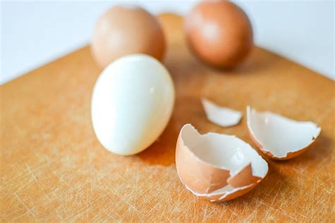 perfect-easy-to-peel-hard-boiled-eggs-the-trick image